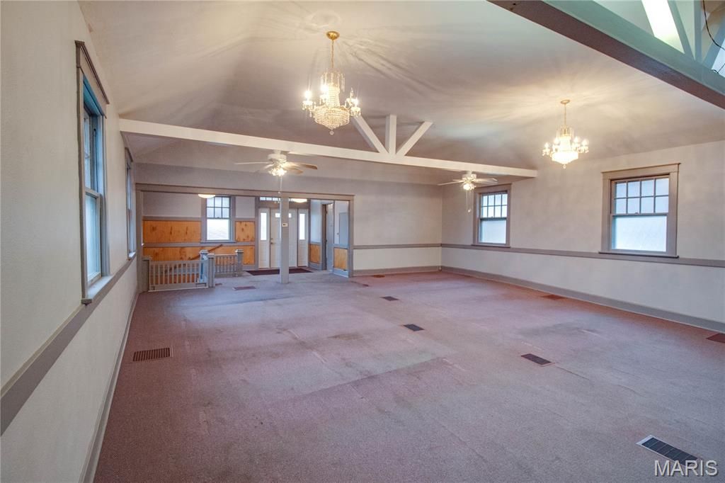 Image 23 of property listing at 400 S Washington Street, Jerseyville, IL 62052