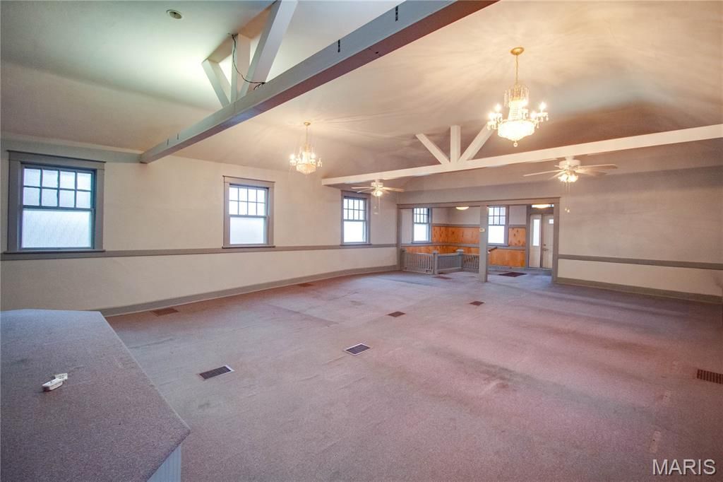 Image 24 of property listing at 400 S Washington Street, Jerseyville, IL 62052