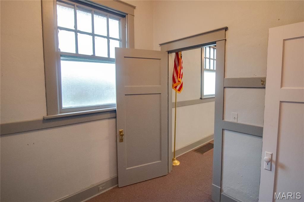 Image 26 of property listing at 400 S Washington Street, Jerseyville, IL 62052