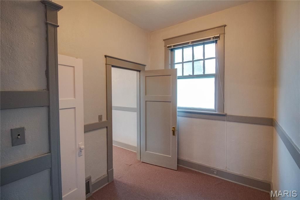 Image 29 of property listing at 400 S Washington Street, Jerseyville, IL 62052