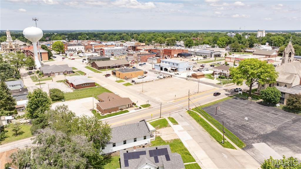 Image 4 of property listing at 400 S Washington Street, Jerseyville, IL 62052