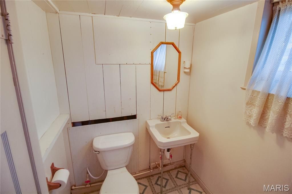 Image 34 of property listing at 400 S Washington Street, Jerseyville, IL 62052