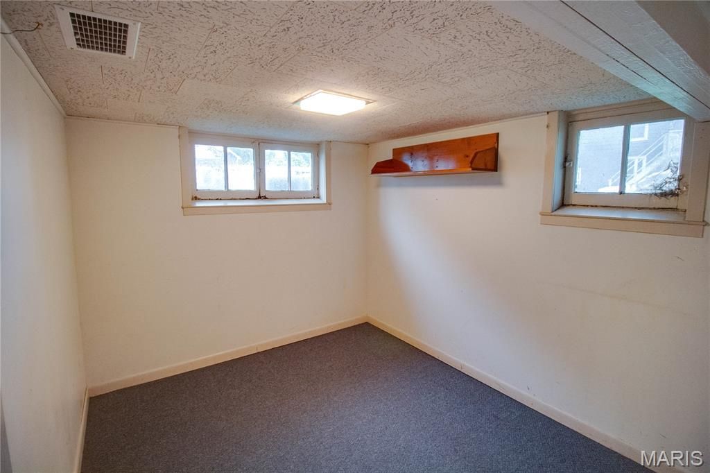 Image 37 of property listing at 400 S Washington Street, Jerseyville, IL 62052
