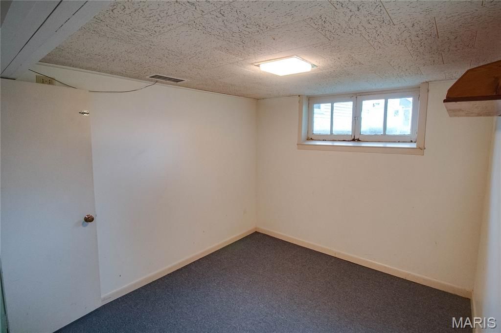 Image 38 of property listing at 400 S Washington Street, Jerseyville, IL 62052