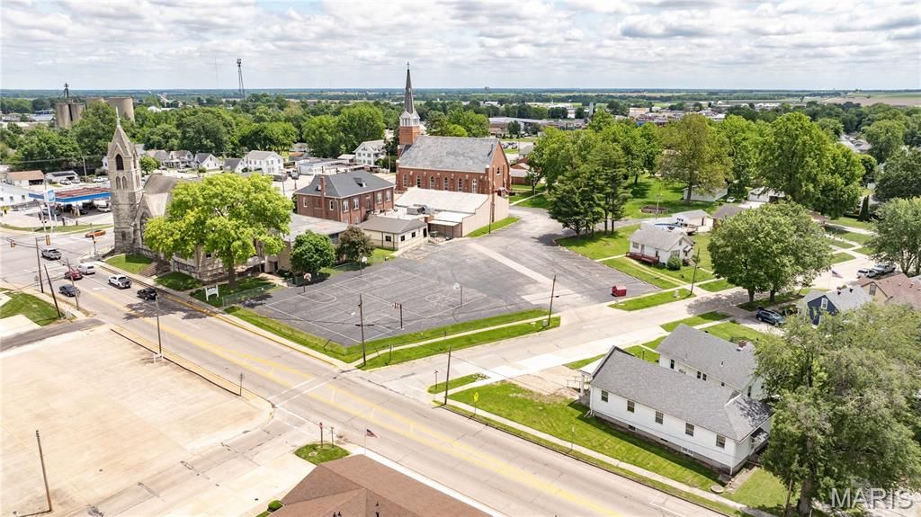 Image 5 of property listing at 400 S Washington Street, Jerseyville, IL 62052