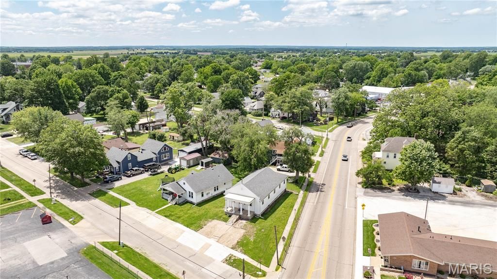 Image 6 of property listing at 400 S Washington Street, Jerseyville, IL 62052