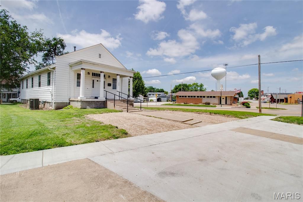 Image 7 of property listing at 400 S Washington Street, Jerseyville, IL 62052
