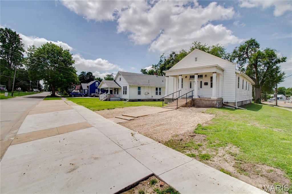 Image 8 of property listing at 400 S Washington Street, Jerseyville, IL 62052