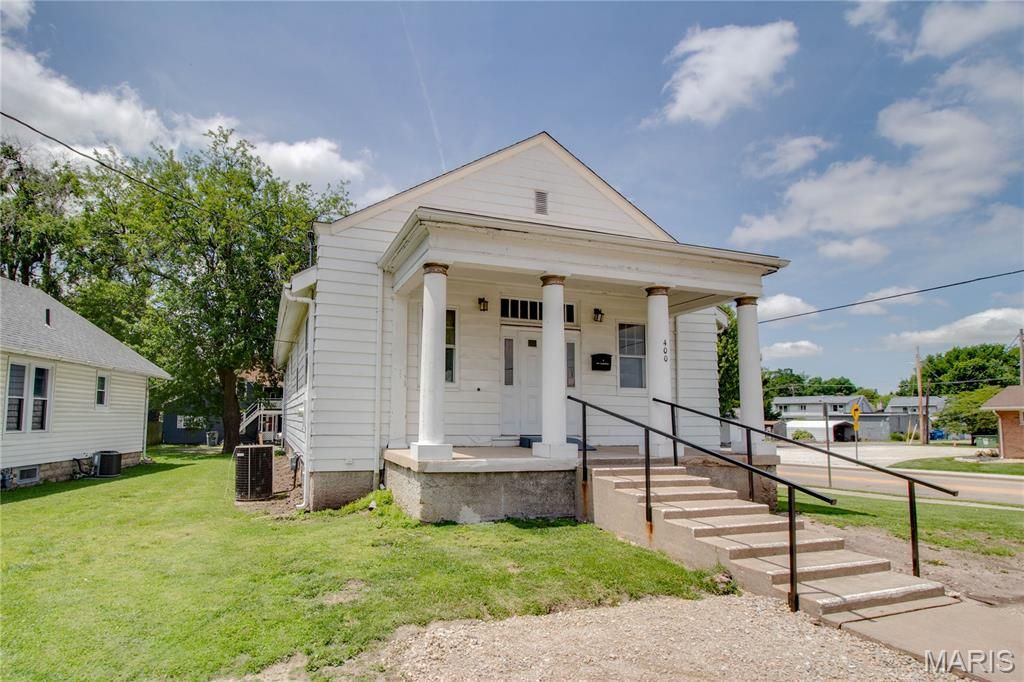 Image 9 of property listing at 400 S Washington Street, Jerseyville, IL 62052
