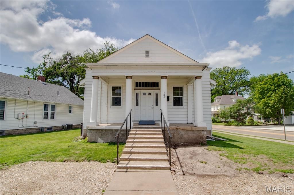 Image 10 of property listing at 400 S Washington Street, Jerseyville, IL 62052