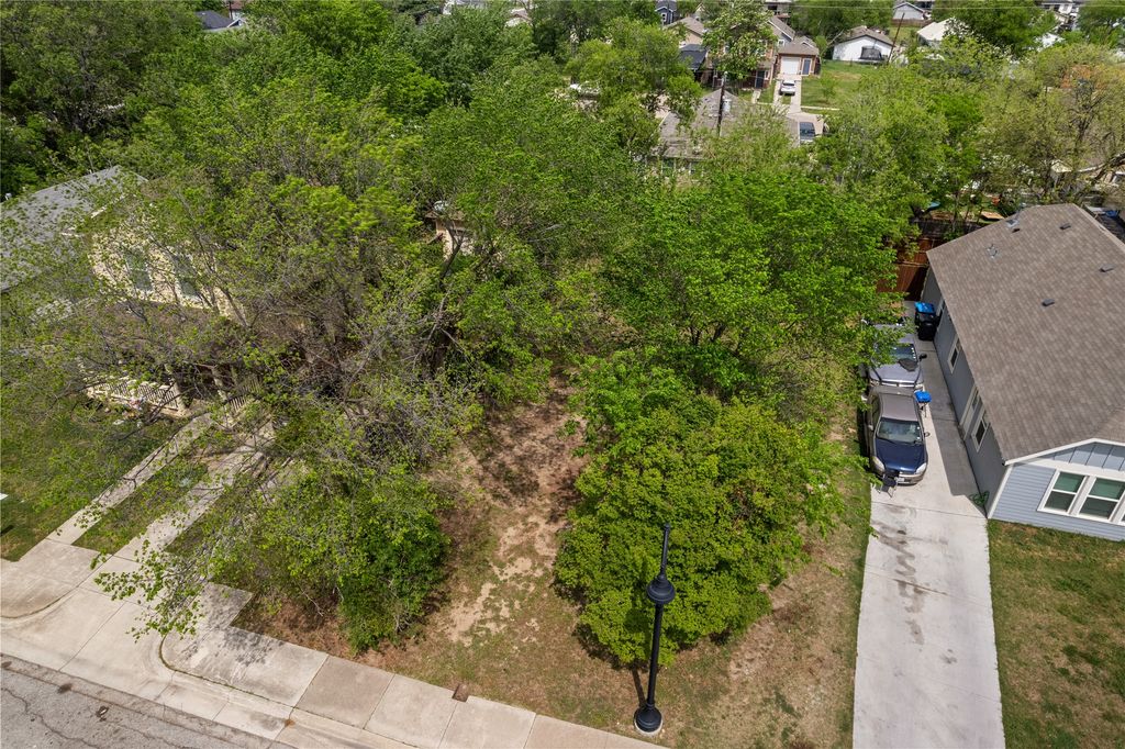 1013 E Hattie Street, Fort Worth, TX 76104