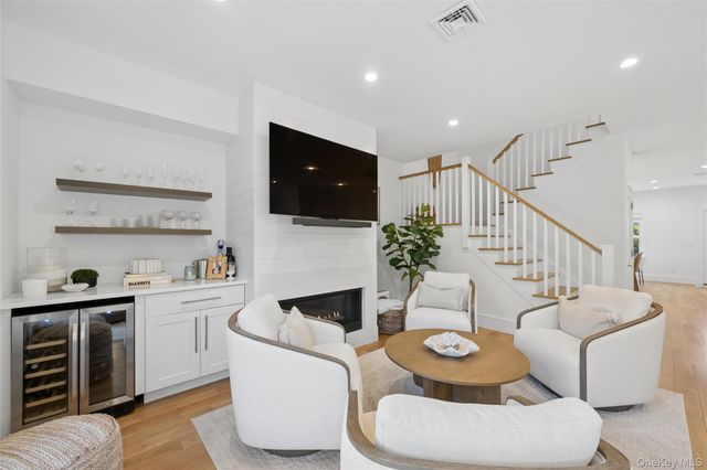 68 Foster Avenue 19, Hampton Bays, NY 11946