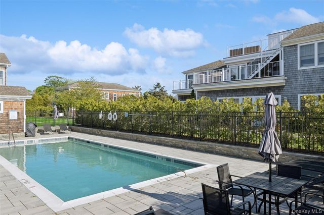 68 Foster Avenue 19, Hampton Bays, NY 11946