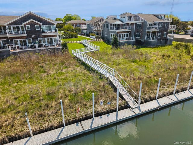 68 Foster Avenue 19, Hampton Bays, NY 11946