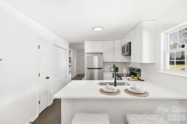 913 Tennyson Drive, Charlotte, NC 28208