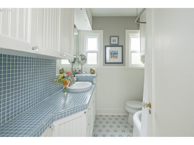 1916 Ne 28TH Ave, Portland, OR 97212