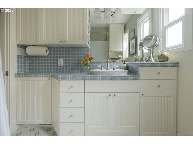 1916 Ne 28TH Ave, Portland, OR 97212