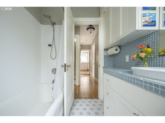 1916 Ne 28TH Ave, Portland, OR 97212