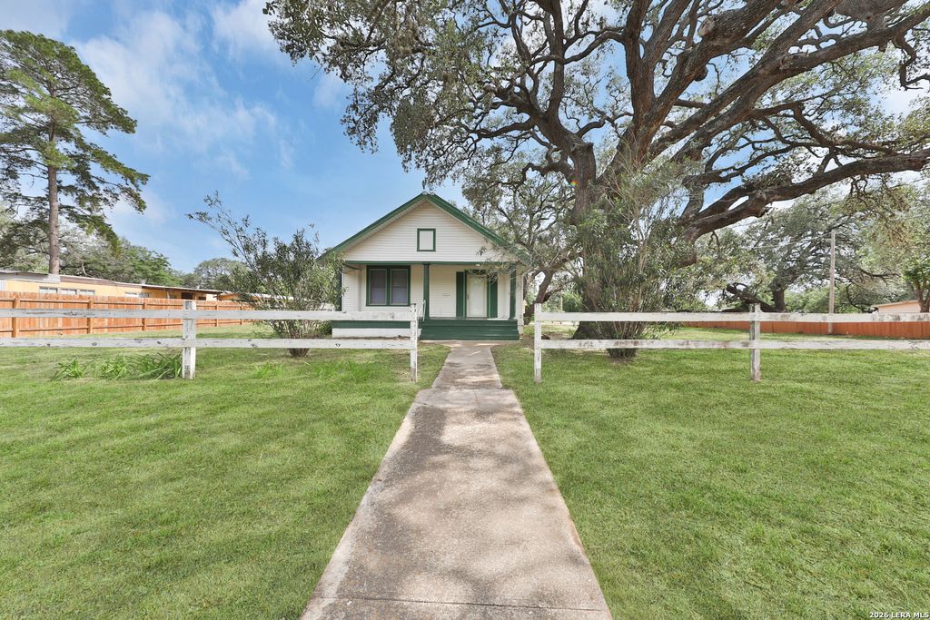 804 COMMERCE ST, Pleasanton, TX 78064