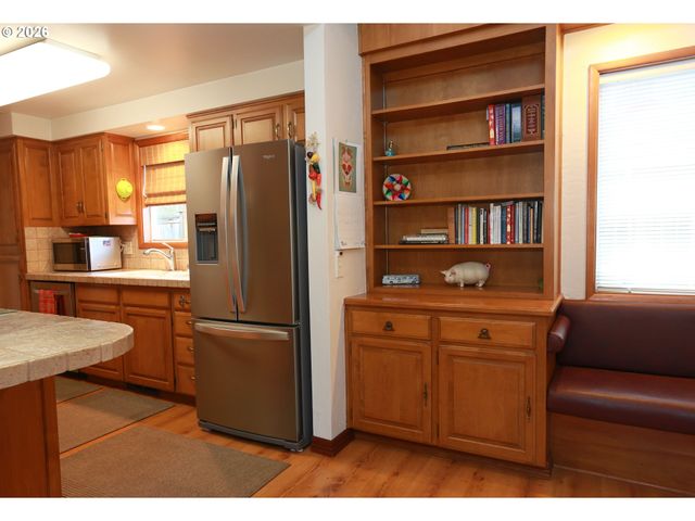 374 BLACKFOOT Ave, Eugene, OR 97404