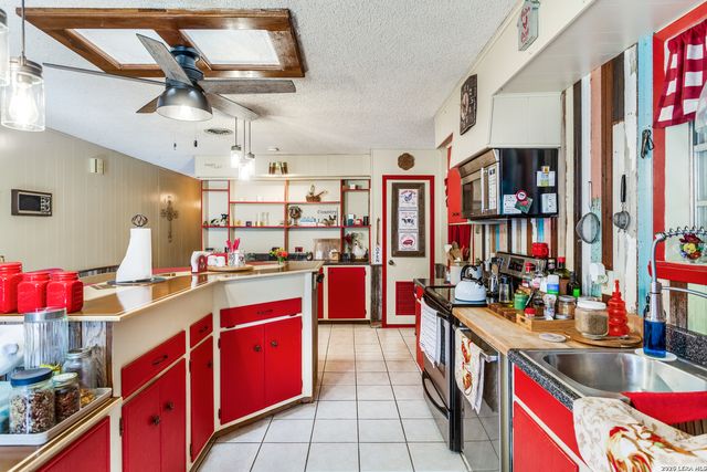 8910 FOREST TRL, San Antonio, TX 78255