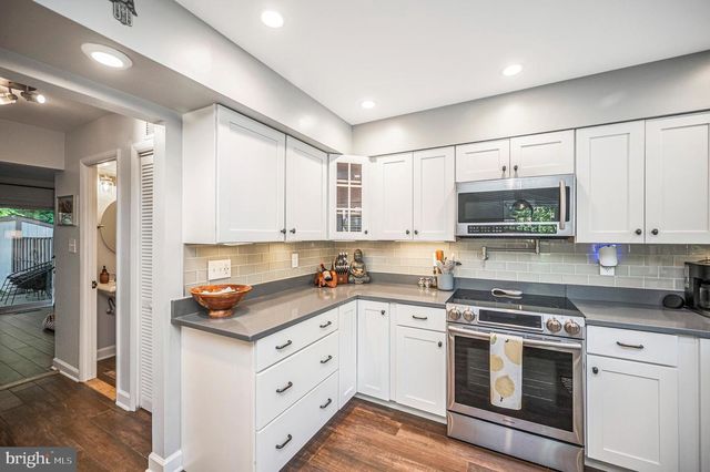 2215 GLENCOURSE LN, Reston, VA 20191