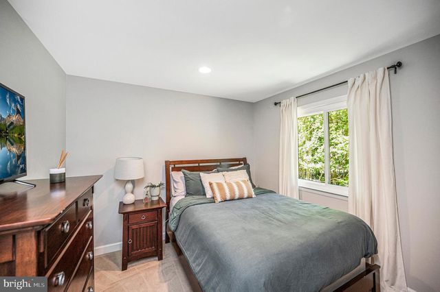 2215 GLENCOURSE LN, Reston, VA 20191