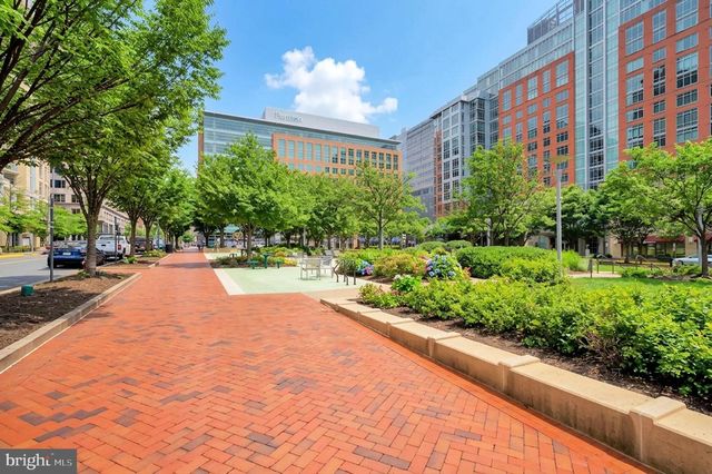 2215 GLENCOURSE LN, Reston, VA 20191