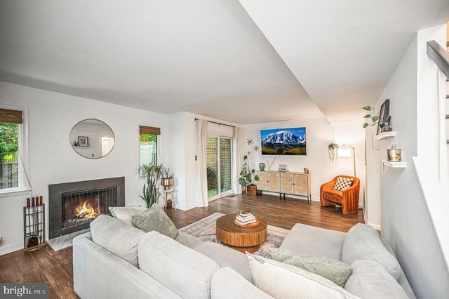 2215 GLENCOURSE LN, Reston, VA 20191