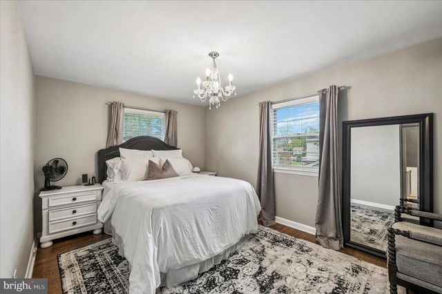 2920 LARKSPUR LN, Secane, PA 19018