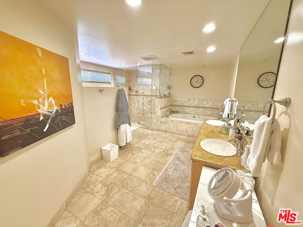 Image 10 of property listing at 524 N Bedford Drive, Beverly Hills, CA 90210