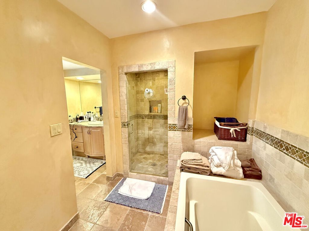 Image 11 of property listing at 524 N Bedford Drive, Beverly Hills, CA 90210