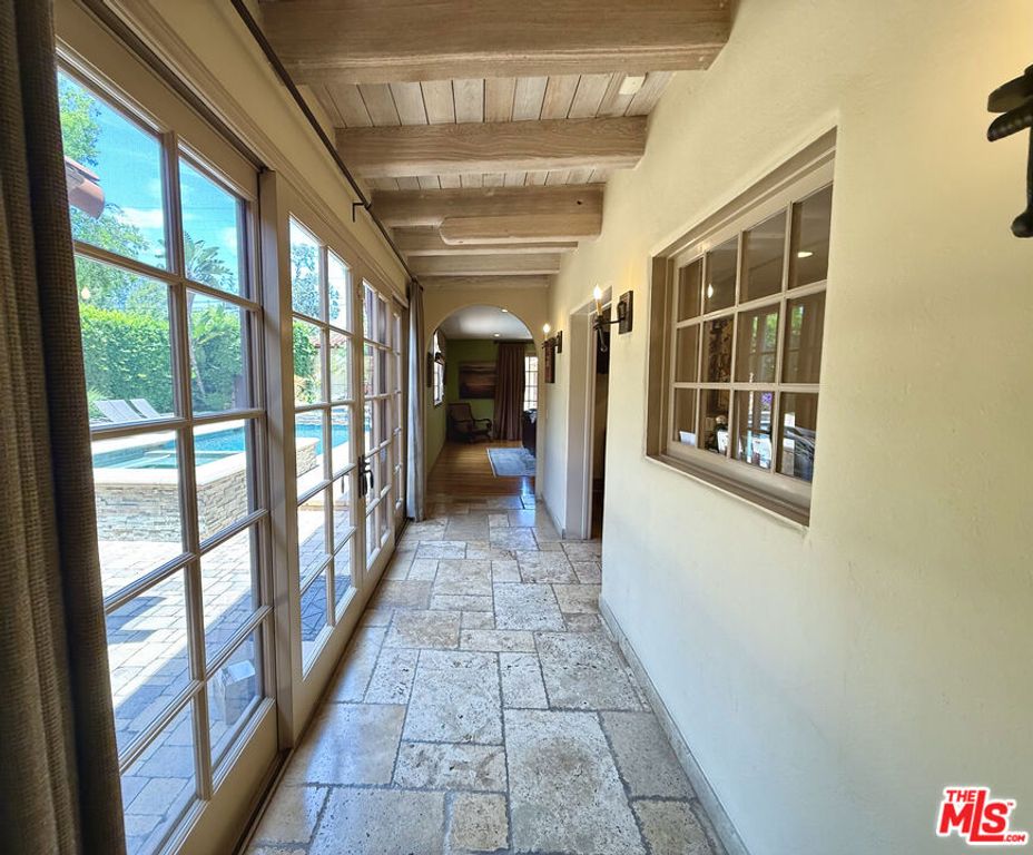 Image 12 of property listing at 524 N Bedford Drive, Beverly Hills, CA 90210