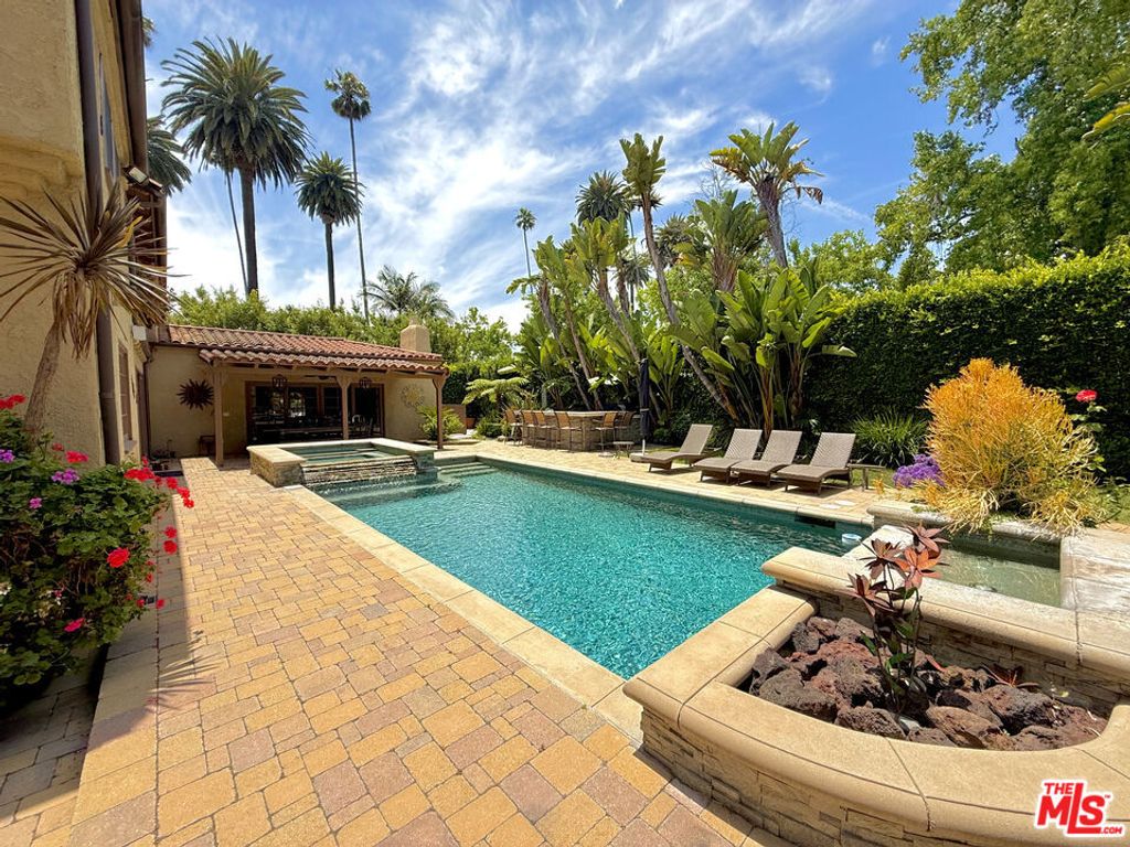 Image 13 of property listing at 524 N Bedford Drive, Beverly Hills, CA 90210