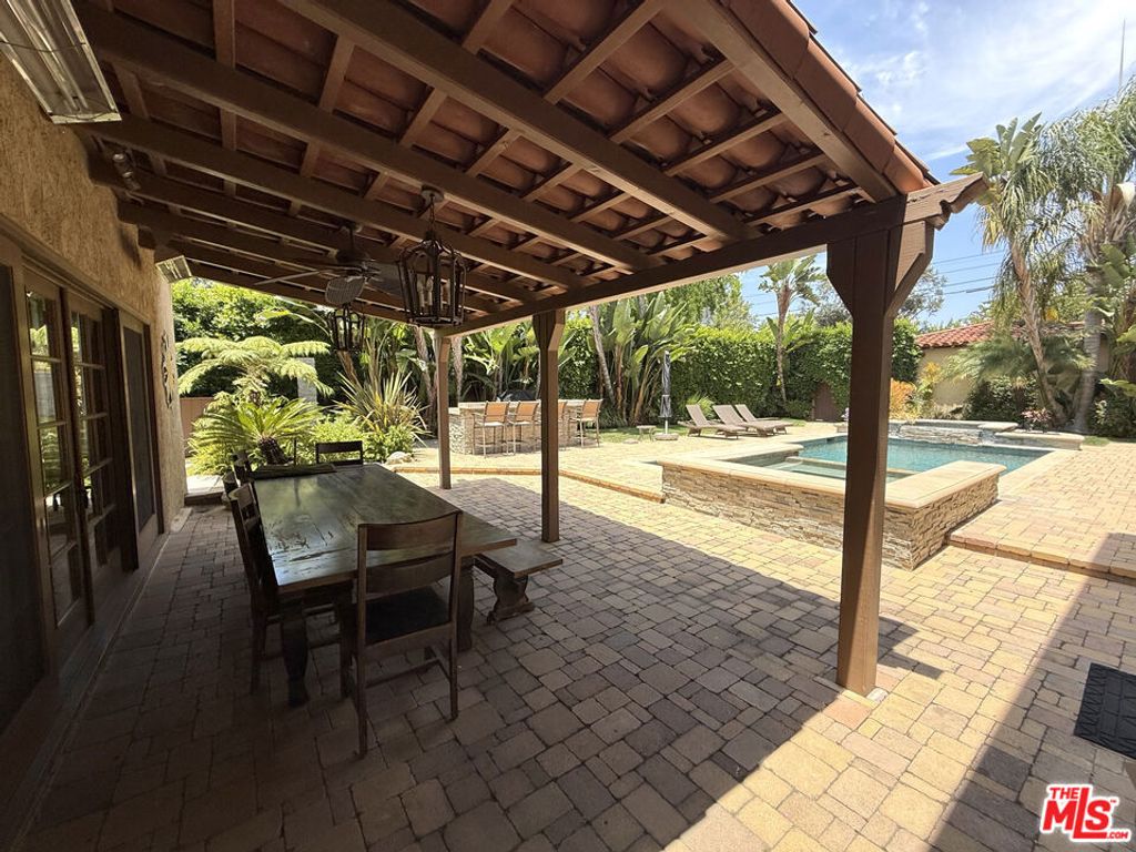 Image 15 of property listing at 524 N Bedford Drive, Beverly Hills, CA 90210