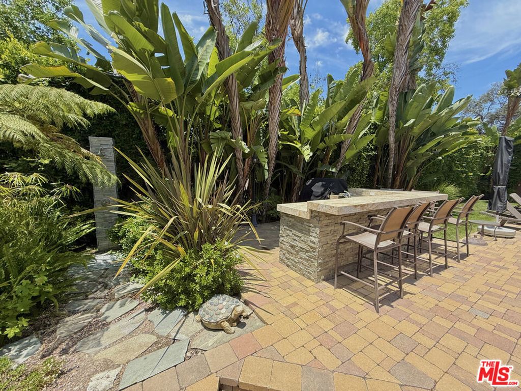 Image 16 of property listing at 524 N Bedford Drive, Beverly Hills, CA 90210