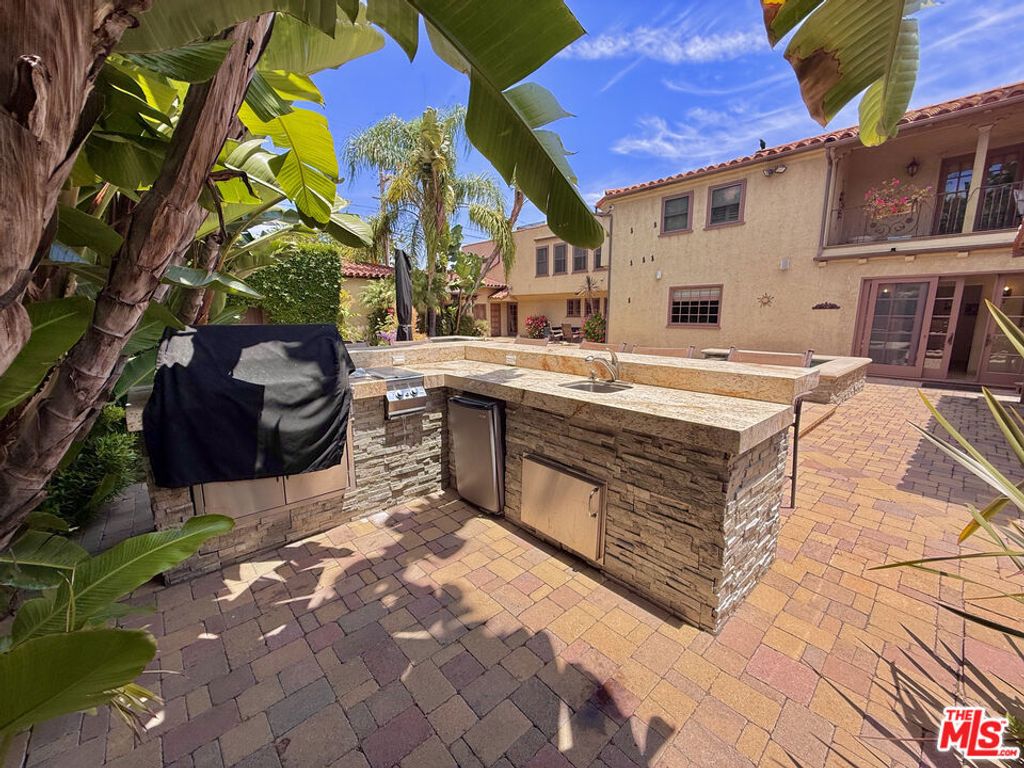 Image 17 of property listing at 524 N Bedford Drive, Beverly Hills, CA 90210