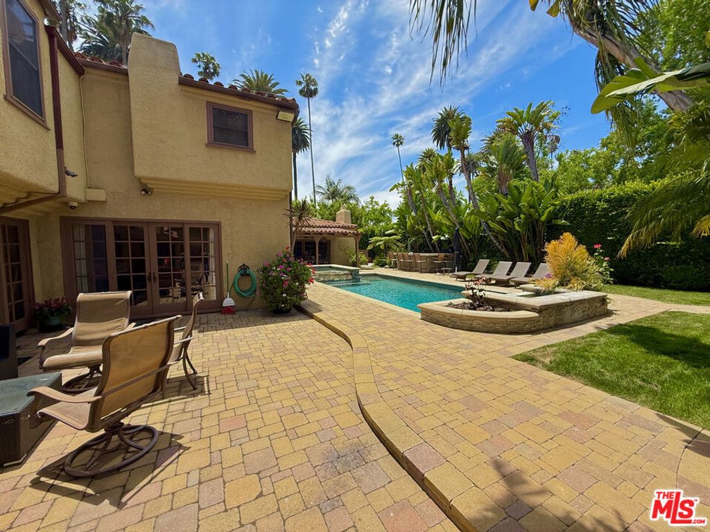 Image 18 of property listing at 524 N Bedford Drive, Beverly Hills, CA 90210