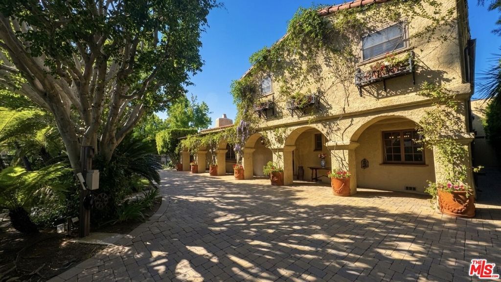 Image 2 of property listing at 524 N Bedford Drive, Beverly Hills, CA 90210