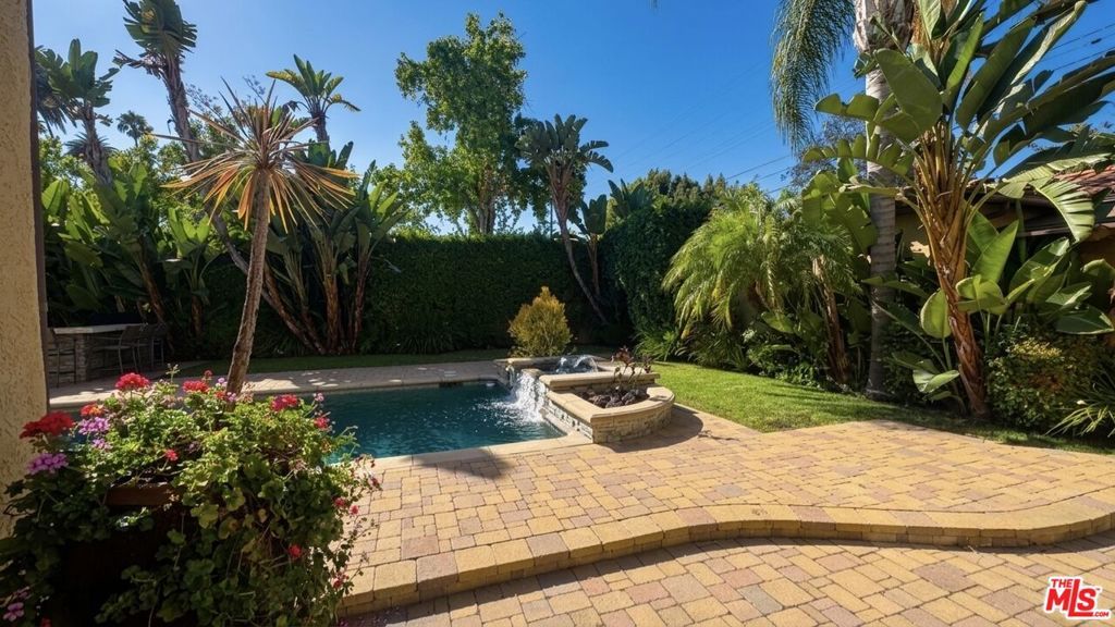 Image 20 of property listing at 524 N Bedford Drive, Beverly Hills, CA 90210