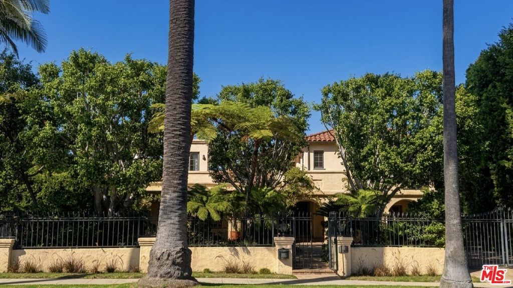 Image 25 of property listing at 524 N Bedford Drive, Beverly Hills, CA 90210