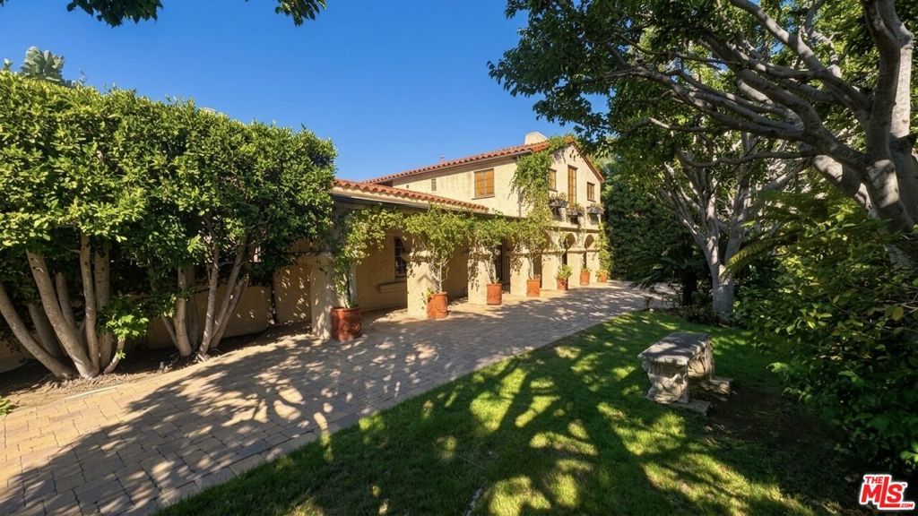 Image 3 of property listing at 524 N Bedford Drive, Beverly Hills, CA 90210