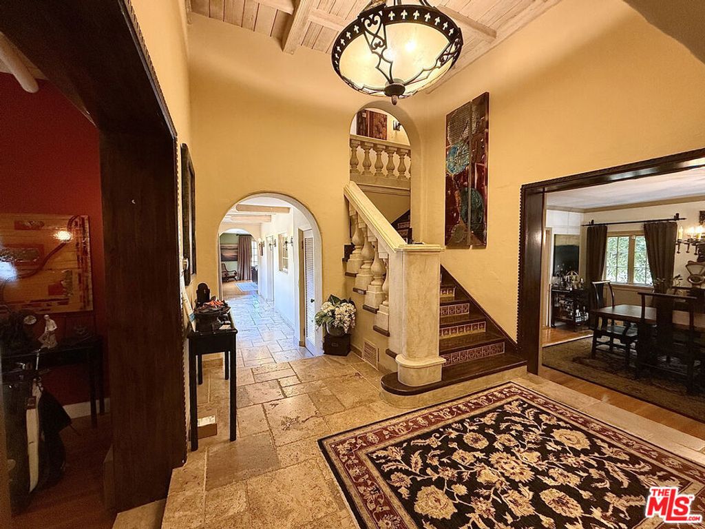 Image 4 of property listing at 524 N Bedford Drive, Beverly Hills, CA 90210