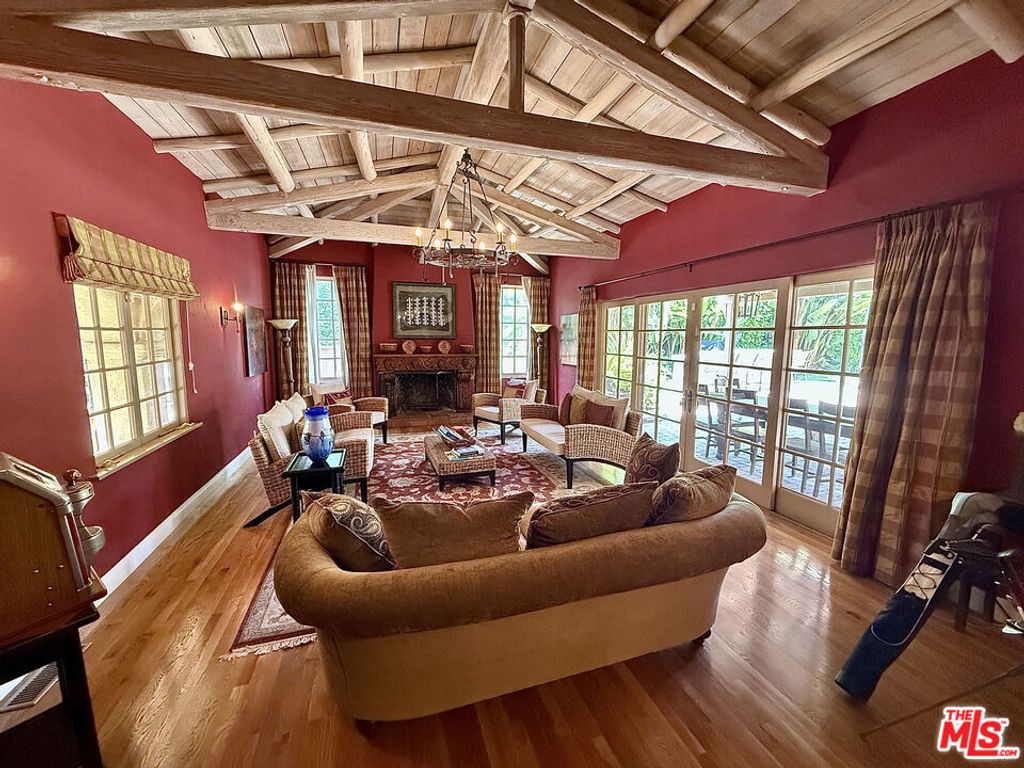 Image 5 of property listing at 524 N Bedford Drive, Beverly Hills, CA 90210