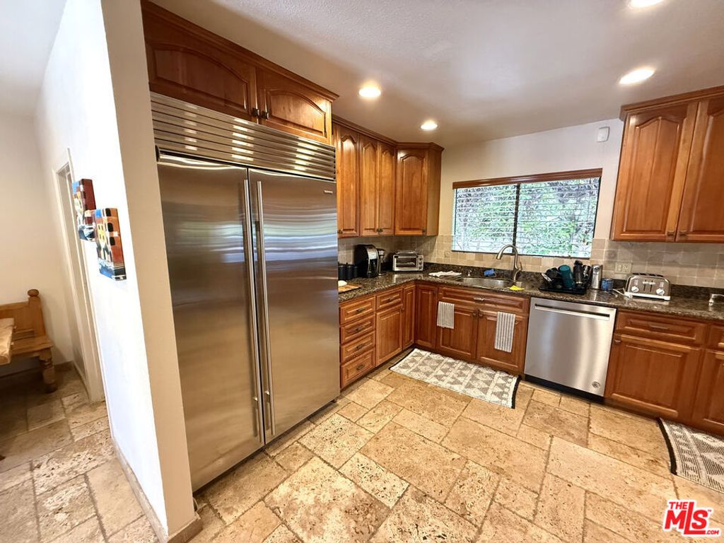 Image 6 of property listing at 524 N Bedford Drive, Beverly Hills, CA 90210