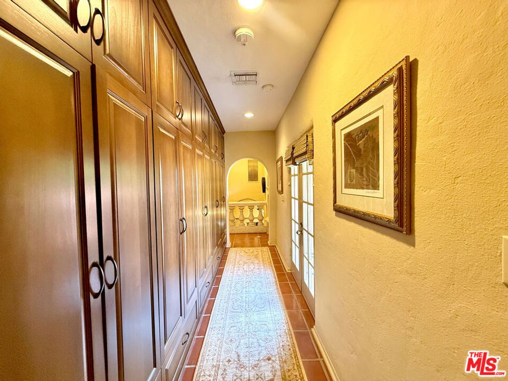 Image 8 of property listing at 524 N Bedford Drive, Beverly Hills, CA 90210