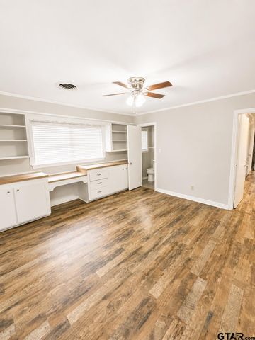1611 N Pacific St, Mineola, TX 75773