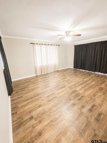 1611 N Pacific St, Mineola, TX 75773