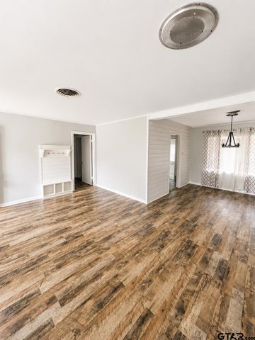 1611 N Pacific St, Mineola, TX 75773