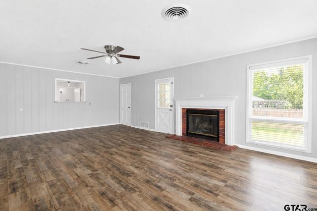 1611 N Pacific St, Mineola, TX 75773